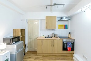 Kjøleskap, ovn, kokeplater og brødrister