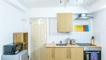 Jääkaappi, uuni, liesi, leivänpaahdin