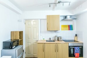 Een koelkast, een oven, een kookplaat, een broodrooster