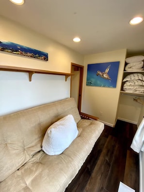 Living area - Charming 2-bedroom apartment with AC in Rainier (Rainier)