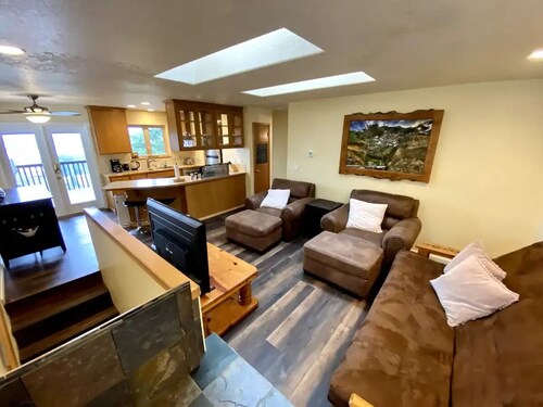 Charming 2-bedroom apartment with AC in Rainier