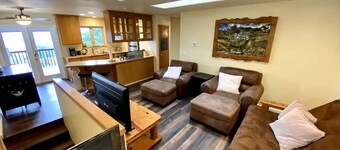 Charming 2-bedroom apartment with AC in Rainier