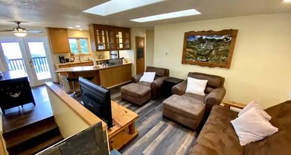 Charming 2-bedroom apartment with AC in Rainier