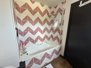 Shower, towels - Cosy Chichester Apartment (Chichester)