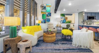 Gorgeous condo with patio and lake view in Monkey Island near Shangri-La.