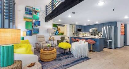 Gorgeous condo with patio and lake view in Monkey Island near Shangri-La.