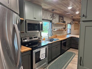 Microwave, oven, stovetop, dishwasher - Charming 3-bedroom house with space for 9 plus AC, WiFi in peaceful Fairfax (Fairfax)