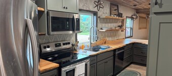 Charming 3-bedroom house with space for 10 plus  AC, WiFi in peaceful Fairfax