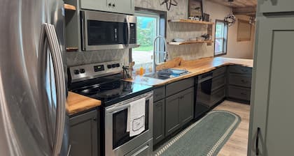 Charming 3-bedroom house with space for 10 plus AC, WiFi in peaceful Fairfax