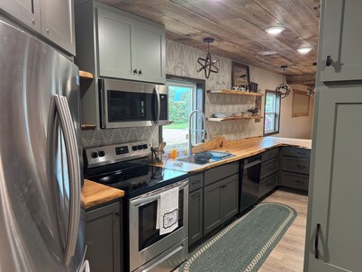 Charming 3-bedroom house with space for 10 plus  AC, WiFi in peaceful Fairfax