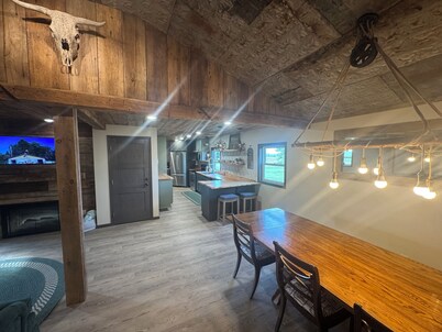 Charming 3-bedroom house with space for 9 plus  AC, WiFi in peaceful Fairfax