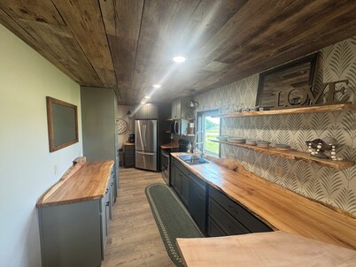 Charming 3-bedroom house with space for 10 plus  AC, WiFi in peaceful Fairfax