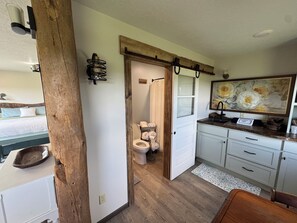 シャワー、石鹸、トイレットペーパー