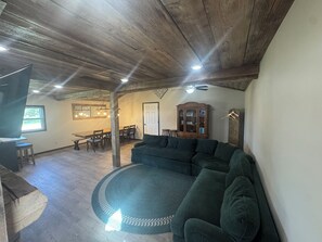 Una Smart TV, una chimenea