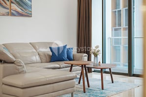 Appartement, 2 chambres, vue sur la ville | Aire de séjour | Téléviseur à écran plat