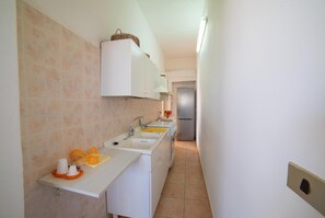 Réfrigérateur, four, plaque de cuisson, cafetière/bouilloire