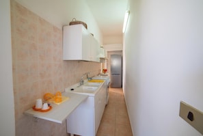 Fridge, oven, stovetop, coffee/tea maker