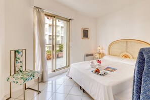 1 bedroom, bed sheets