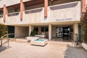 A modern building with a sign reading "Espace 2000".