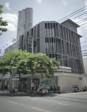 المنشأة من الخارج