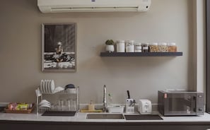 Full-size fridge, microwave, toaster, cookware/dishes/utensils