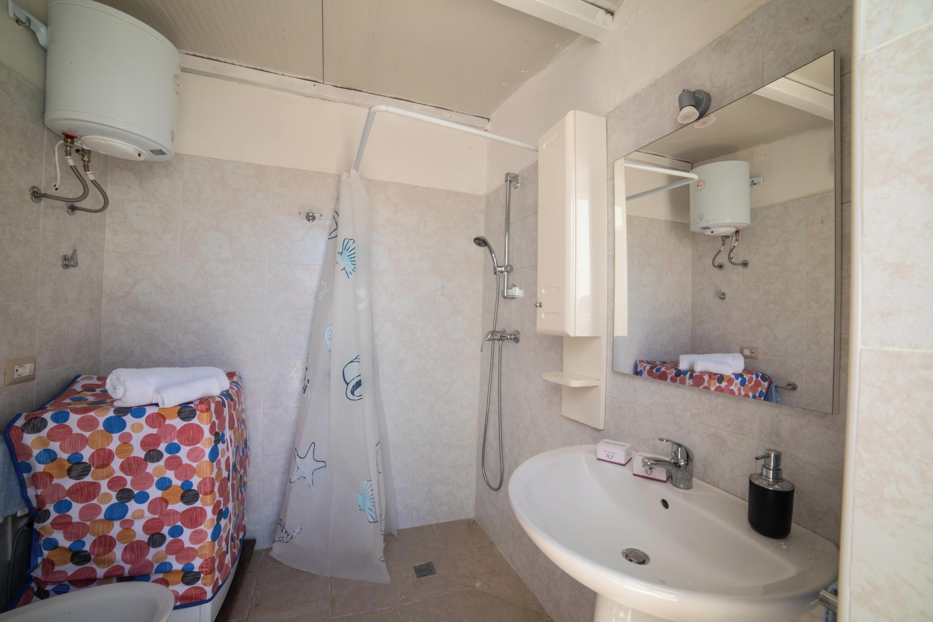 Douche, bidet, serviettes fournies
