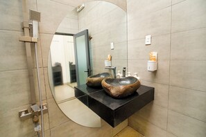 Royal Studio, Sea View | Bathroom | Combined shower/tub, free toiletries, hair dryer, bathrobes - Cesar Homestay (Phan Thiet)
