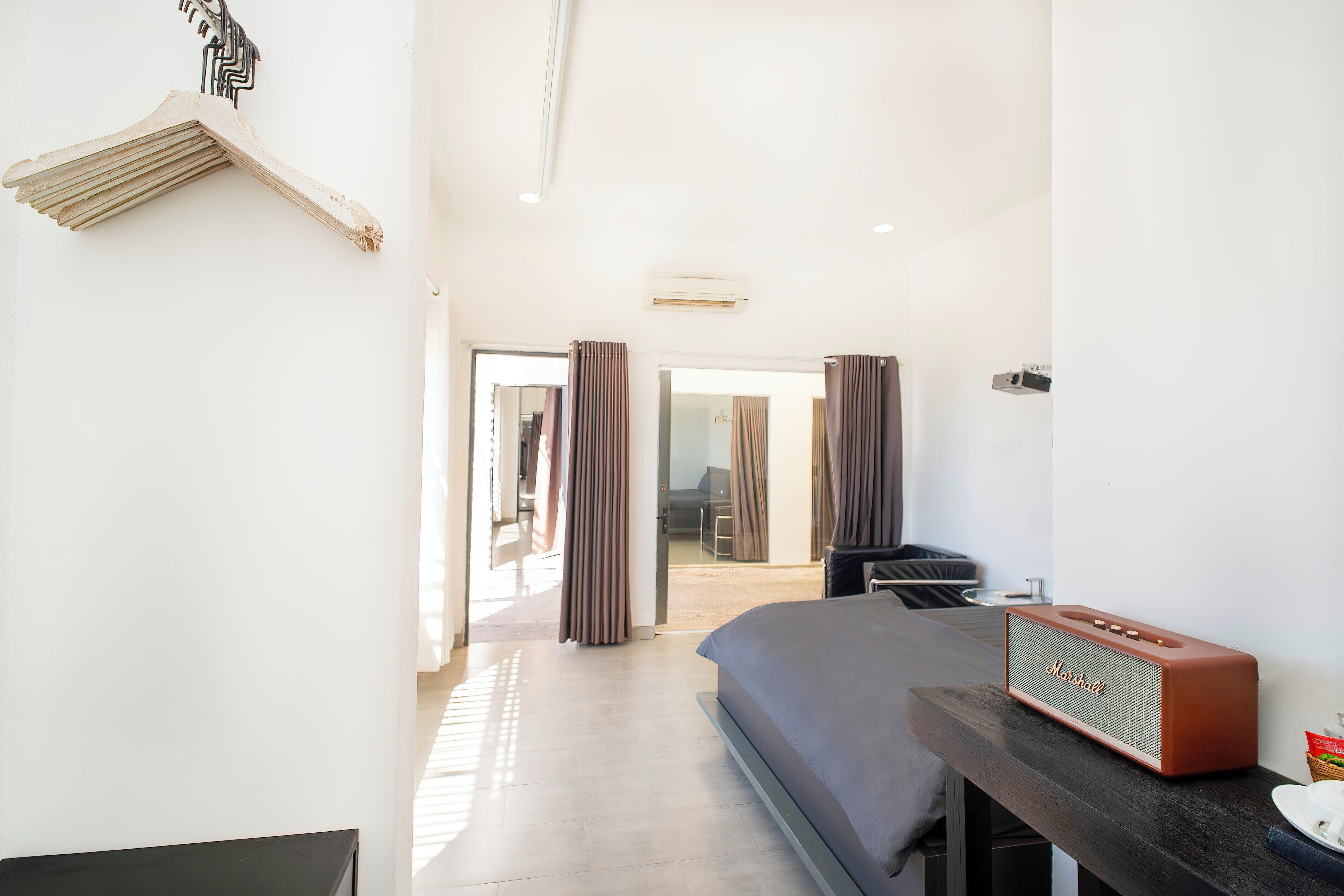 Studio Royal, quang cảnh biển | Trang trí khác biệt, trang bị nội thất với thiết kế riêng biệt, bàn 