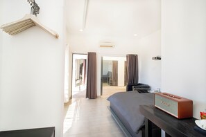 Royal-Studio, Meerblick | Individuell dekoriert, individuell eingerichtet, Schreibtisch