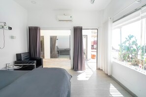 Royal Studio, Sea View