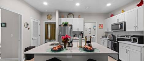 Kjøleskap, mikrobølgeovn, ovn og kokeplater