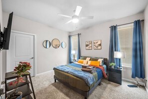 3 chambres, bureau, fer et planche à repasser, lit parapluie