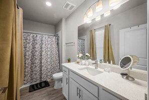 Douche, sèche-cheveux, serviettes fournies