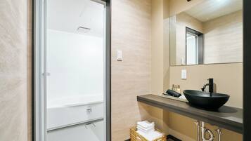 Suite | Bad | Separat badekar og dusj, hårføner, håndklær og sjampo