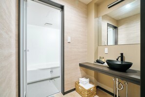 Suite | Bathroom | Separate tub and shower, hair dryer, towels, shampoo