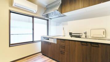 Suite | Private kitchen | Fridge, microwave