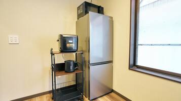 Suite | Private kitchen | Fridge, microwave