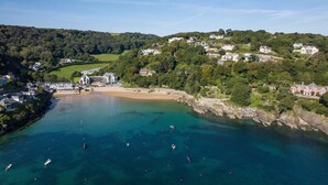 A coastal town with a beach, boats, and houses on a hillside. - The Wood -  a house that sleeps 15 guests  in 7 bedrooms (Salcombe)