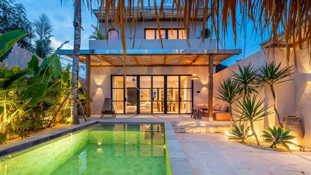 A modern house with a swimming pool, outdoor seating, and tropical plants. - Sunset Rooftop | Private Pool | Quiet Canggu Villa (Canggu)