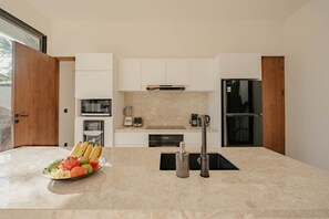 Refrigerador, microondas, horno, placa de cocina
