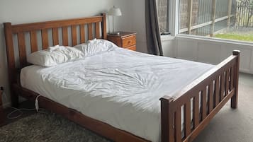 3 bedrooms, iron/ironing board, WiFi, bed sheets