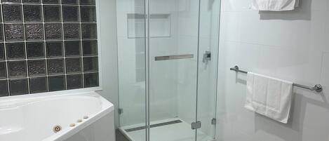 Ducha, bañera de hidromasaje, toallas y jabón