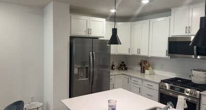 Cozy 1-bedroom condo with AC, WiFi in charming Little Canada