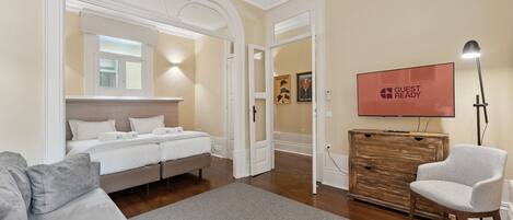 مكواة/لوح كي وخدمة الإنترنت وملاءات أسرّة