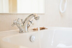 Suihku, hiustenkuivaaja, pyyhkeet