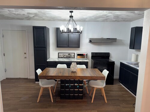 The Fountain Collective Charming 3-bedroom house with AC, WiFi in Center