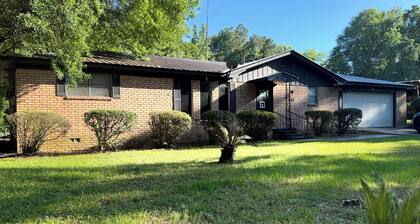 The Fountain Collective Charming 3-bedroom house with AC, WiFi in Center