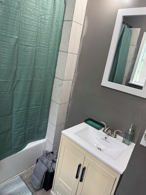 Serviettes fournies, savon, papier toilette