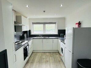 Réfrigérateur, micro-ondes, four, lave-vaisselle