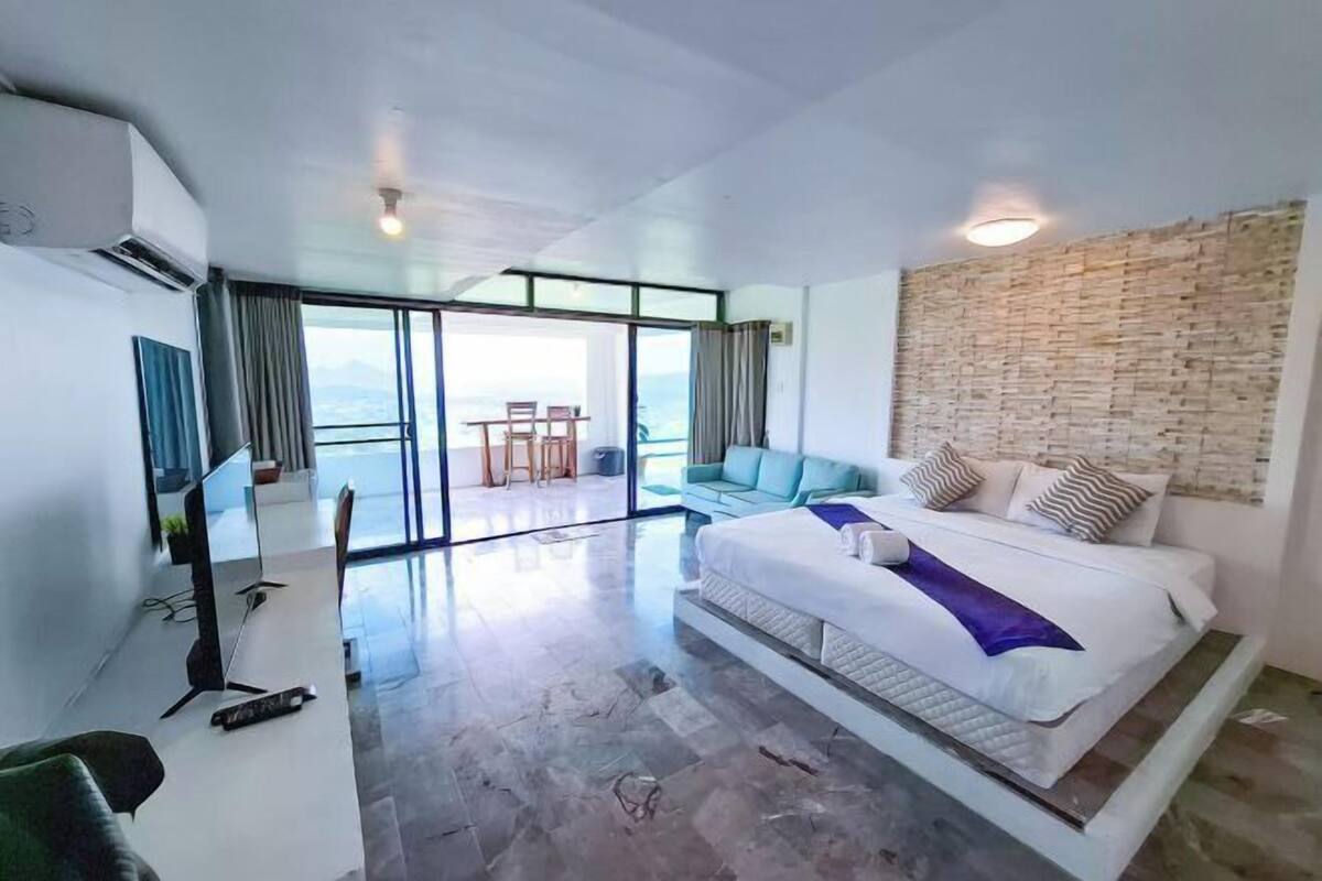 Desk, rollaway beds, bed sheets